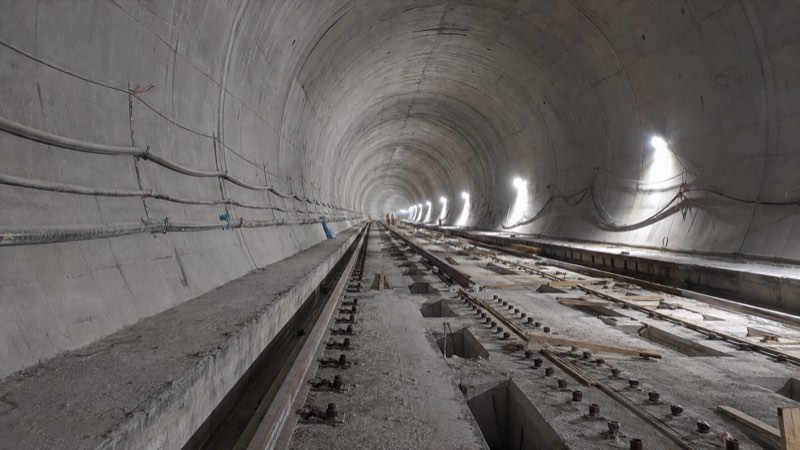 Túnel en construcción con vía férrea en montaje